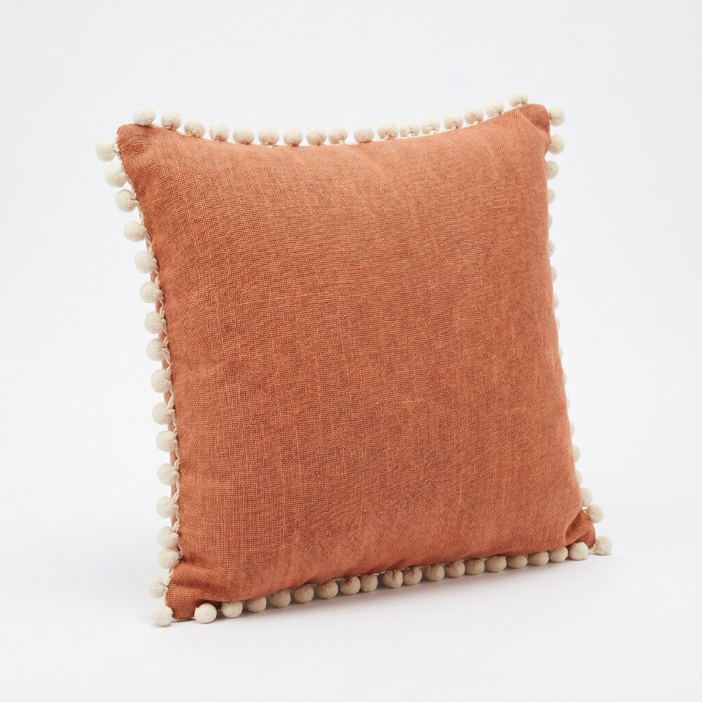 Boho Poduszka Ogrodowa Z Pomponami 45x45cm — zdjęcie produktowe na białym tle