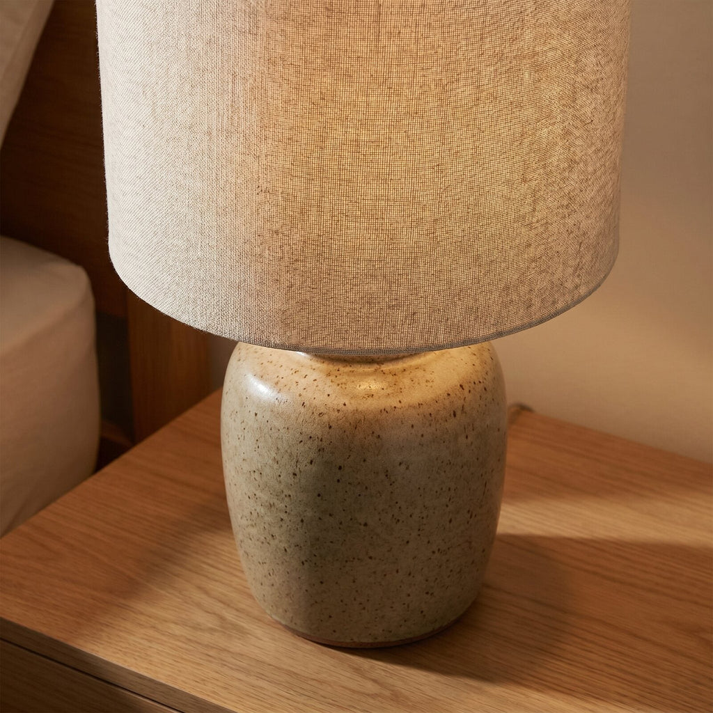 Lampka nocna ceramiczna z lnianym abażurem — widok z innej perspektywy